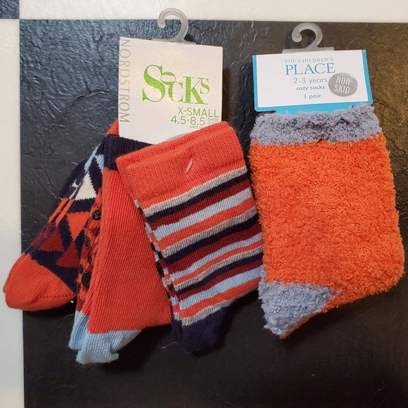 🚩 SALE 4 pair Socks NWT Toddler Non-Skid - Picture 2 of 4